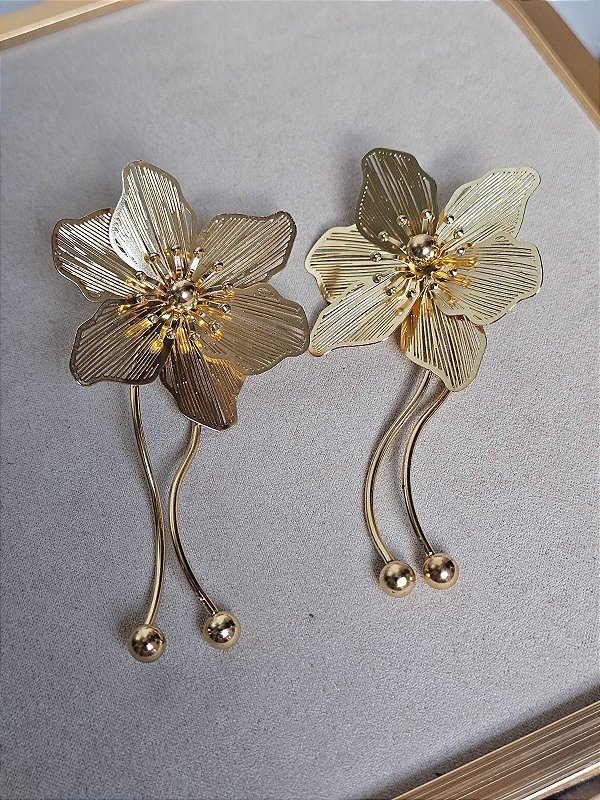 Brinco flor chapa dourado