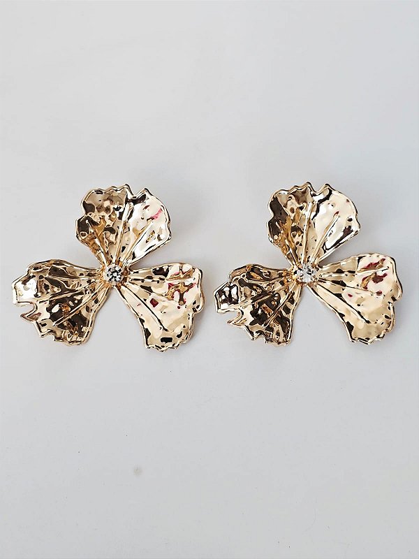 Brinco flor três pétalas dourado