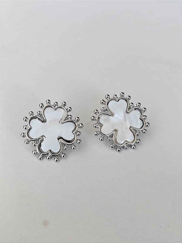 Brinco trevo madreperola prata