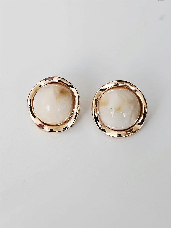 Brinco botão resina bege