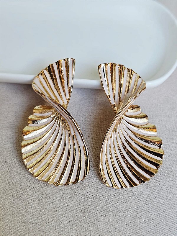 Brinco leque torcido bege