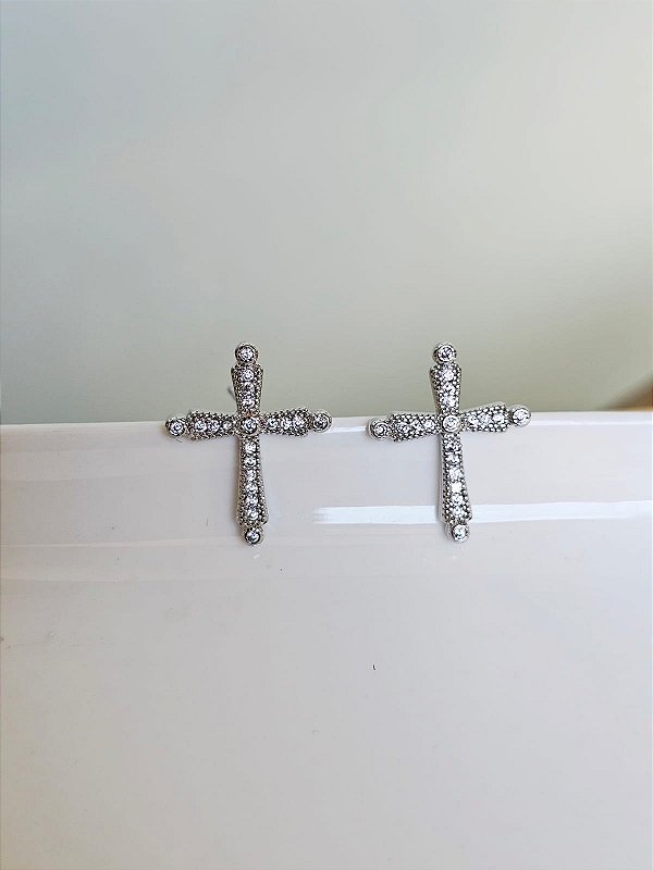 Brinco mini cruz cravejada prata