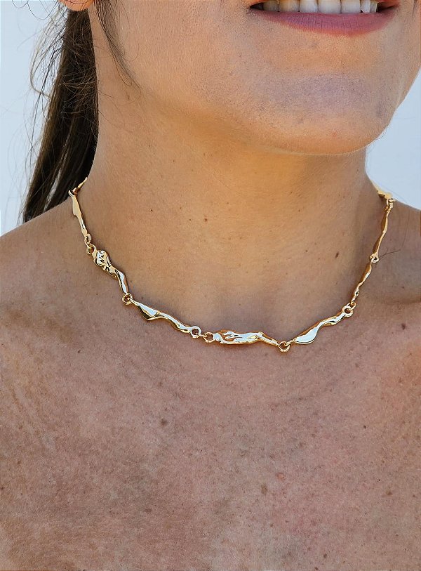 Colar curto montanhas dourado