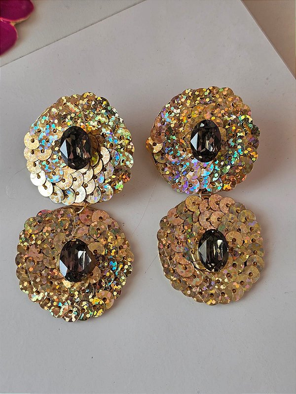 Brinco infinito de lantejoula dourada