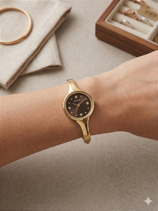 Relógio bracelete dourado fundo preto