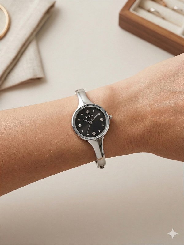 Relógio bracelete prata fundo preto