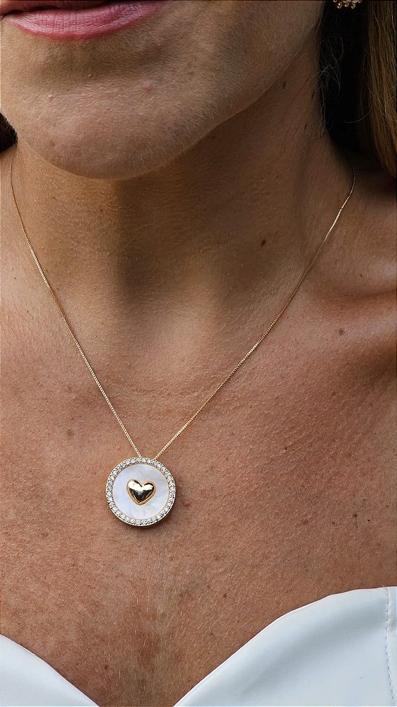 Gargantilha coração madrepérola dourado