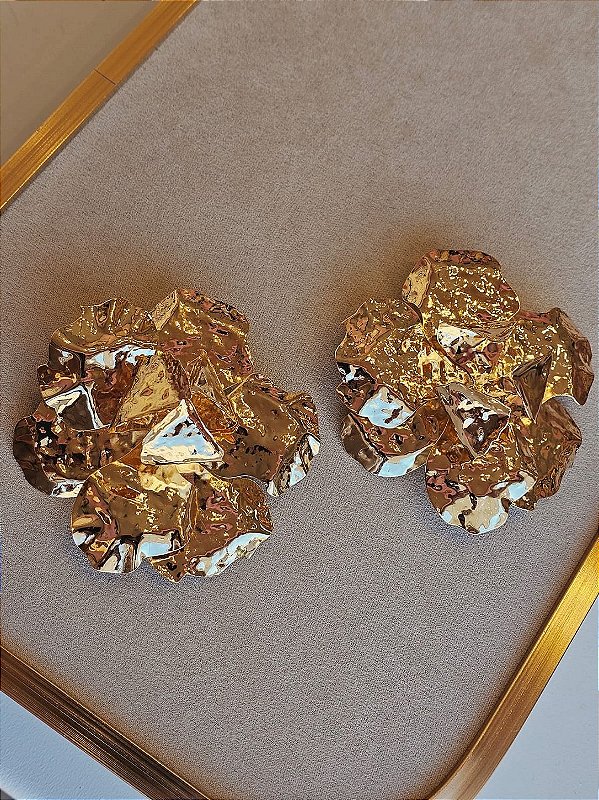 Brinco flor orgânica martelada dourado
