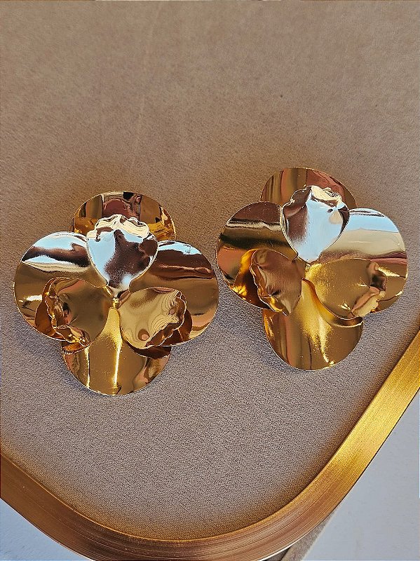 Brinco flor em pétalas dourado