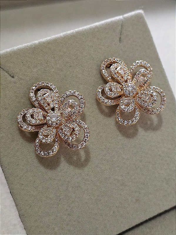 Brinco flor folheado dourado