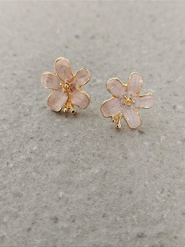 Brinco mini flor perolada