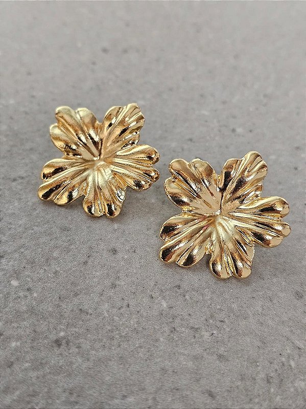 Brinco flor dourada