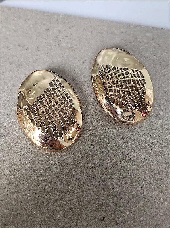 Brinco oval recortado