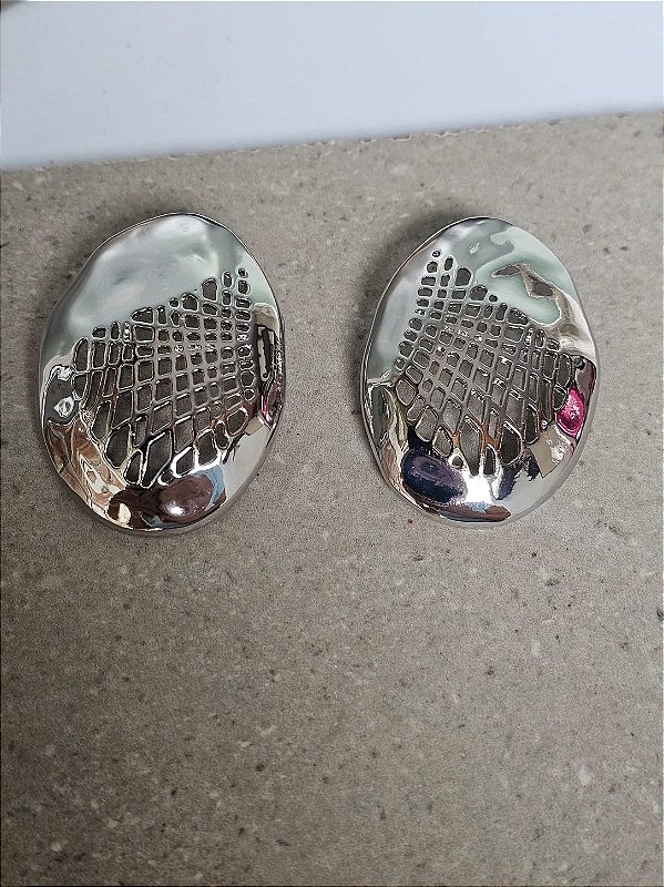 Brinco oval recortado prata