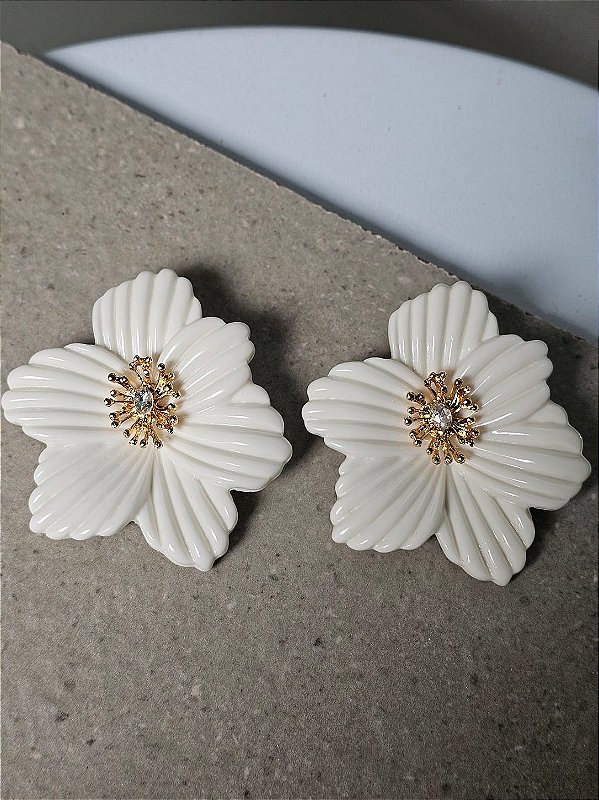 Brinco flor moça bonita branca