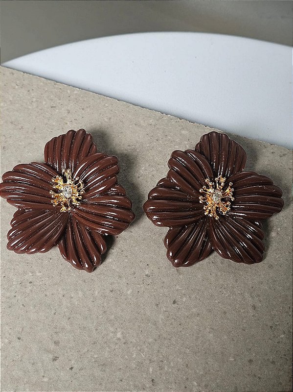 Brinco flor moça bonita marrom