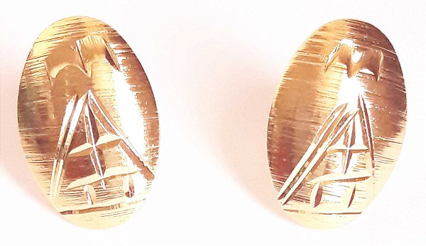 Brinco oval diamantado pirâmide