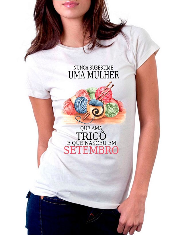 Camiseta Personalizada Nunca Subestime uma Mulher que Ama Tricô - Informe o Mês