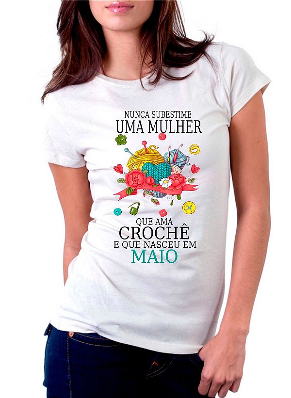 Camiseta Personalizada Nunca Subestime uma Mulher que Ama Crochê - Informe o Mês