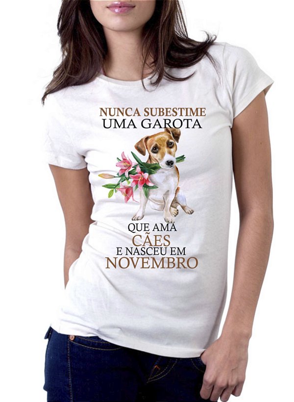 Camiseta Personalizada Nunca Subestime uma Garota que Ama Cães - Informe o Mês