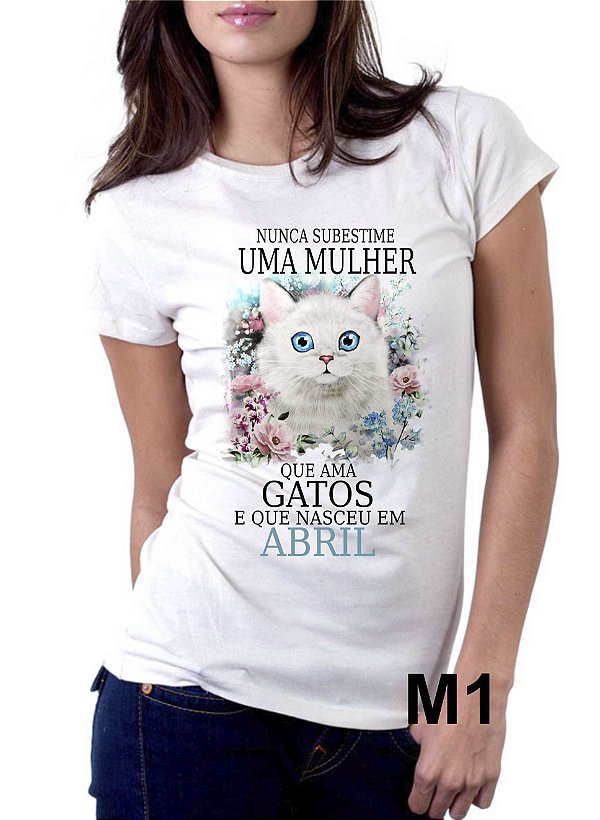 Camiseta Personalizada Nunca Subestime uma Mulher que Ama Gatos - Escolha o Modelo e Informe o Mês