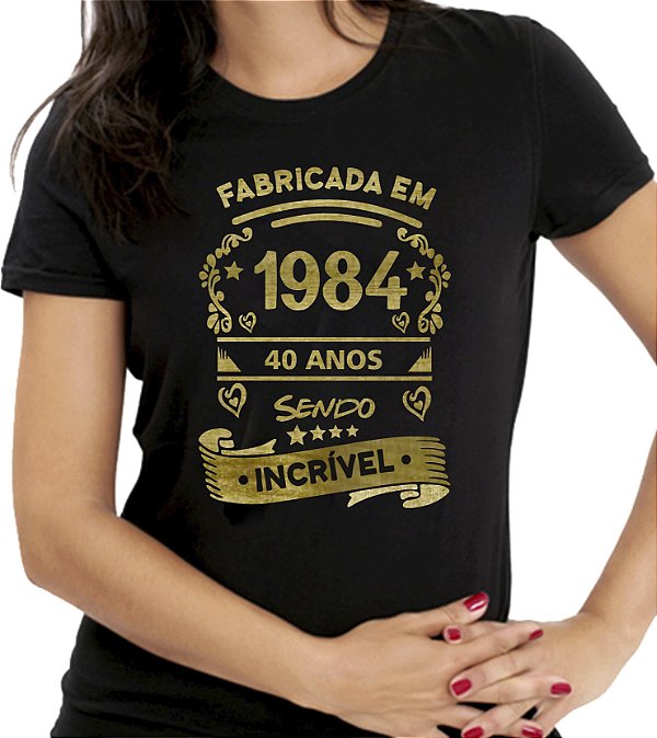 Camiseta Personalizada Preta Fabricada 40 Anos Sendo Incrível Dourada - Informe o Ano e a Idade
