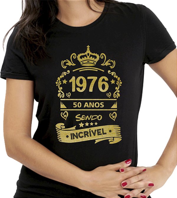 Camiseta Personalizada Preta Quarenta Cinquenta Anos Sendo Incrível Dourada - Informe o Ano e Idade
