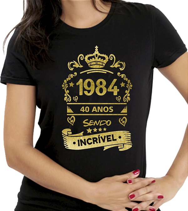 Camiseta Personalizada Preta Quarenta Cinquenta Anos Sendo Incrível Dourada - Informe o Ano e Idade