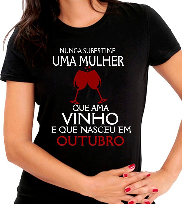 Camiseta Personalizada Preta Nunca Subestime uma Mulher que Ama Vinho - Informe o Mês