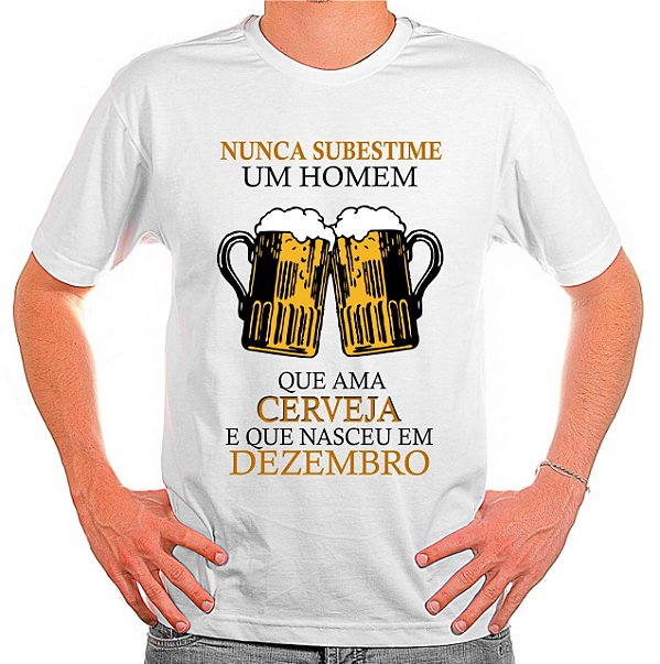 Camiseta Personalizada Nunca Subestime um Homem que Ama Cerveja - Informe o Mês