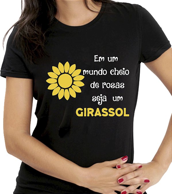 Camiseta Personalizada Preta Em Um Mundo Cheio de Rosas Seja um Girassol