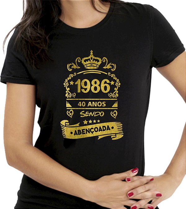 Camiseta Personalizada Preta Quarenta Cinquenta Anos Sendo Abençoada Dourada - Informe o Ano e Idade