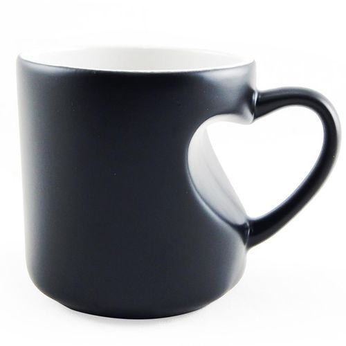 Caneca Magica Preta Alça Coração Vazada