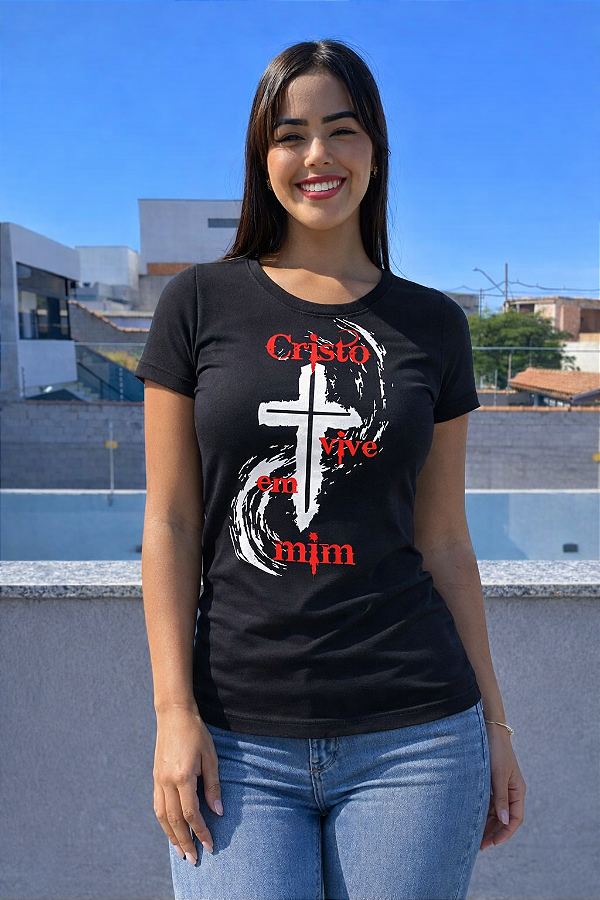 Baby look “Cristo Vive em Mim” com estampa marcante de cruz em branco e tipografia vermelha vibrante. Modelagem feminina que valoriza o corpo, tecido confortável e caimento perfeito. Fé, estilo e atitude em uma peça moderna e cheia de significado.
