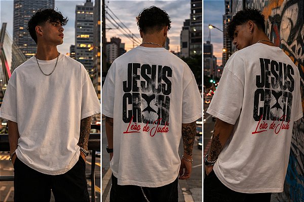 Camiseta oversized que une fé e estilo urbano. Com estampa imponente “Jesus Cristo – Leão de Judá”,