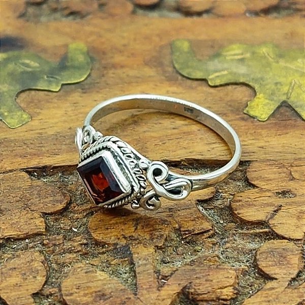 Anel Indiano de prata 925 com Granada Lapidada - G007