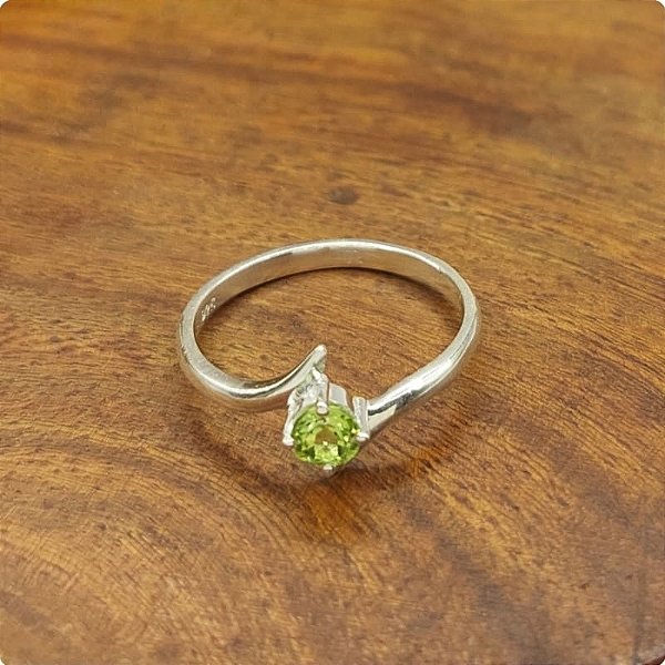 Anel Solitário Prata 925 e perda natural Peridoto - Índia