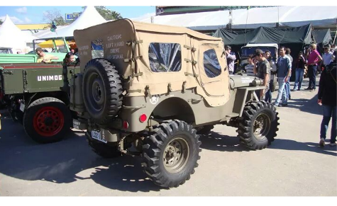 Capota nacional feita pelo orecruta, em lona na cor verde escura fechada