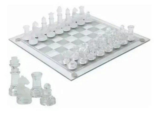 Jogo de xadrez com peças formadas por roupas de vidro e metal