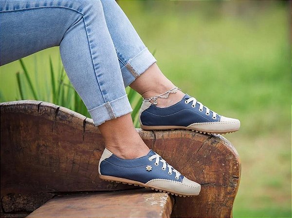 SAPATÊNIS FEMININO EM COURO LEGÍTIMO AZUL MARINHO COM BEGE