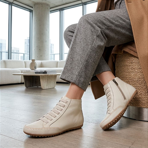 BOTA FEMININA CANO CURTO COM ZÍPER COR OFF WHITE