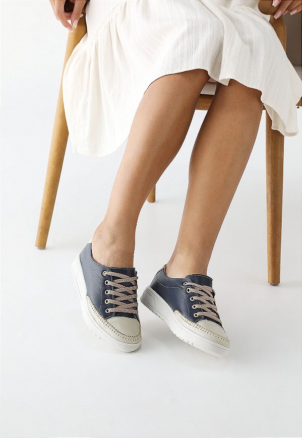 TÊNIS FEMININO AZUL MARINHO COM BEGE CASUAL BÁSICO EM COURO LEGÍTIMO