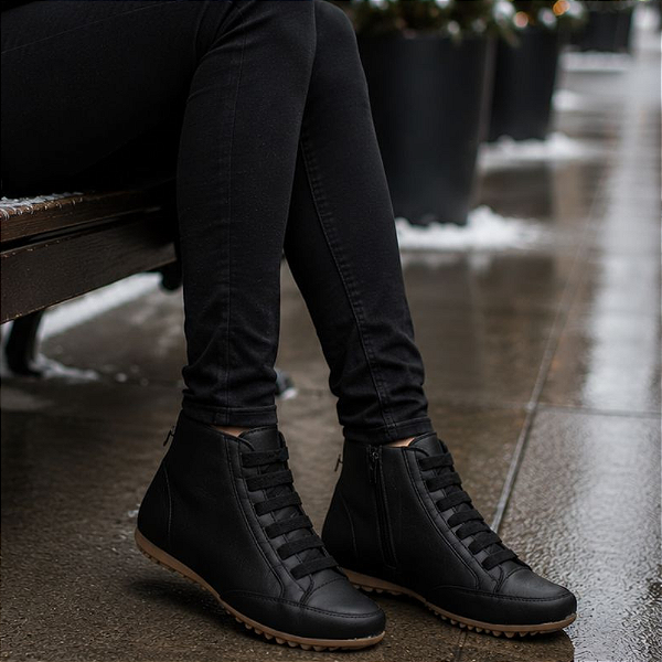 BOTA FEMININA CANO CURTO COM ZÍPER COR PRETA