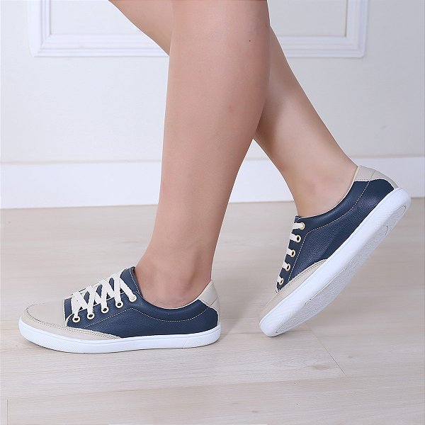 Tênis Feminino Azul Marinho e Bege Casual Rasteiro em Couro Leve e Confortável