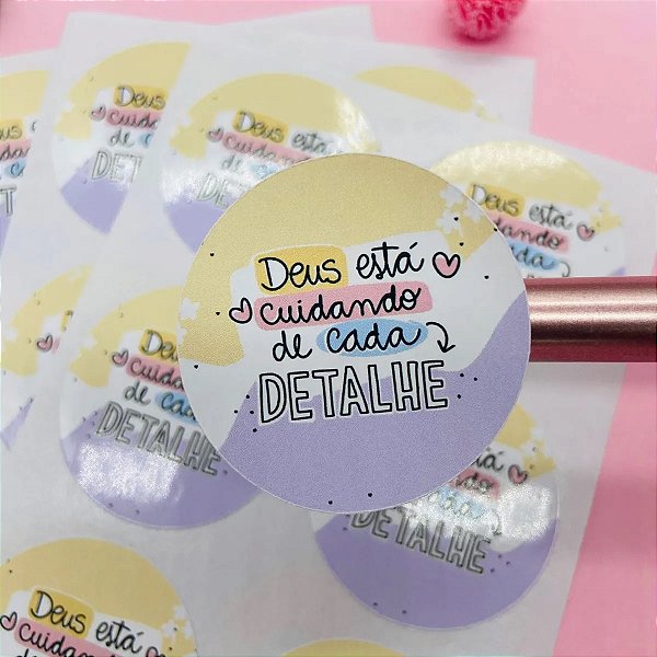 Etiqueta Adesiva Colorida Deus Está Cuidando