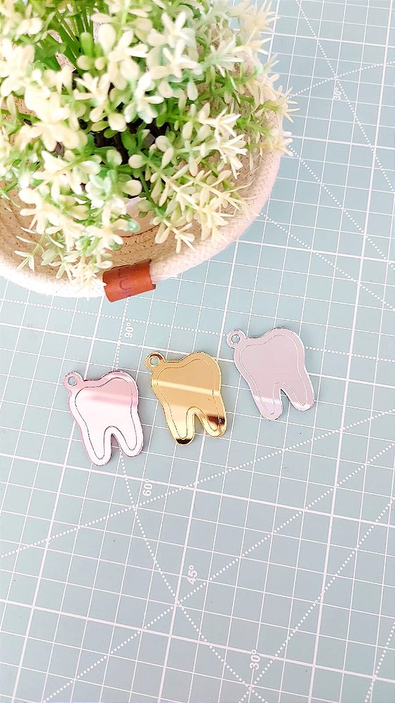 Pingente de acrílico no formato de dentinho