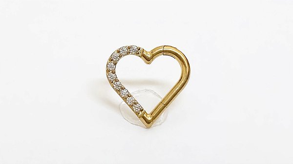 Coração titânio pvd gold cravejado lado dirt 1.2mm x 8mm