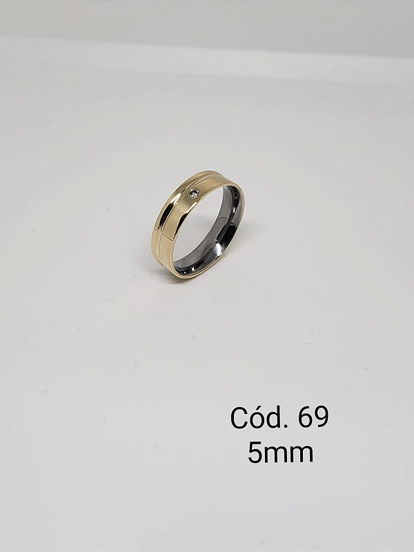 lisa em ouro 18k c/ base em aço c/ friso lateral e pedra 5mm - reta