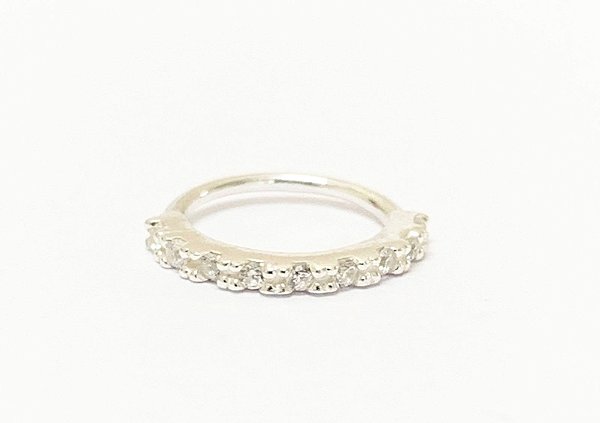 Argola cravejada em prata 925 8mm