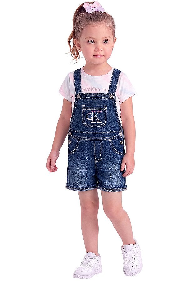 Conjunto Infantil Calvin Klein Jeans – Jardineira Jeans + Camiseta